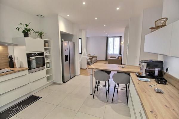 A VENDRE PALAIS DES CONGRES - APPAERTEMENT DE 94 M² EN PLAIN-PIED AVEC COUR - PATIO ET GARAGE