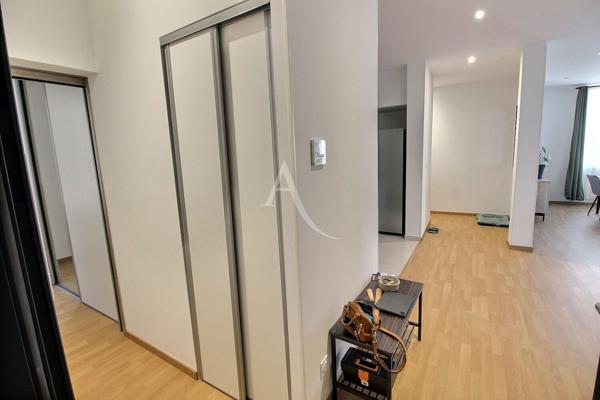A VENDRE PALAIS DES CONGRES - APPAERTEMENT DE 94 M² EN PLAIN-PIED AVEC COUR - PATIO ET GARAGE