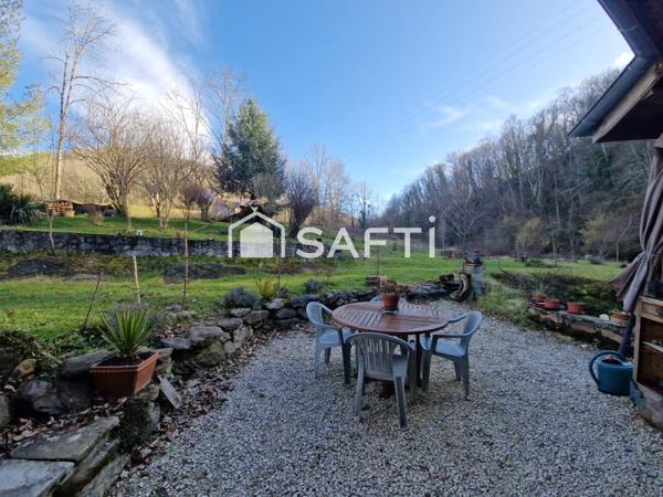 Ancien moulin rénové, 3 chambres. Terrain de 10 927 m² et cours d'eau.