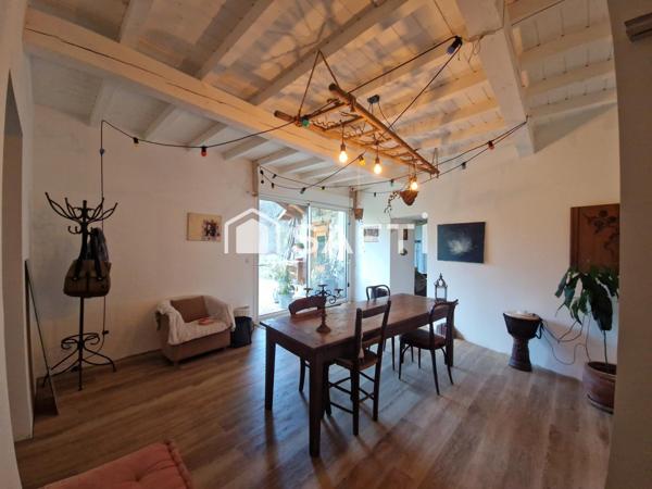 Ancien moulin rénové, 3 chambres. Terrain de 10 927 m² et cours d'eau.