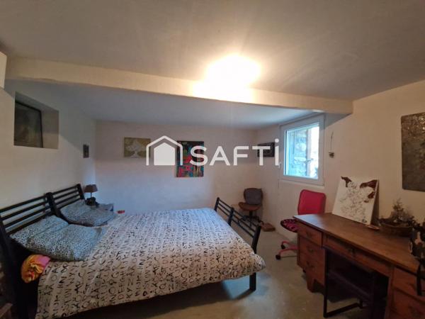 Ancien moulin rénové, 3 chambres. Terrain de 10 927 m² et cours d'eau.