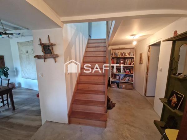 Ancien moulin rénové, 3 chambres. Terrain de 10 927 m² et cours d'eau.