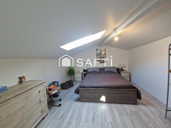 Ancien moulin rénové, 3 chambres. Terrain de 10 927 m² et cours d'eau.