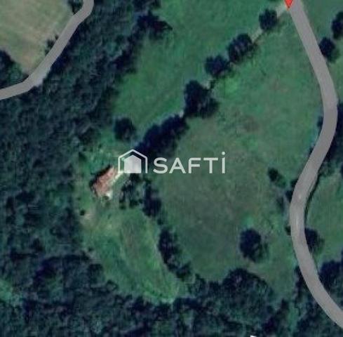 Ancien moulin rénové, 3 chambres. Terrain de 10 927 m² et cours d'eau.