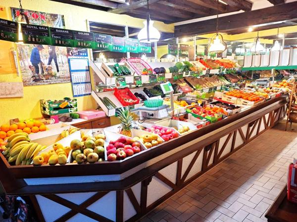 Fond de commerce et murs (magasin + appartement)