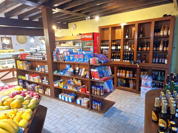 Fond de commerce et murs (magasin + appartement)