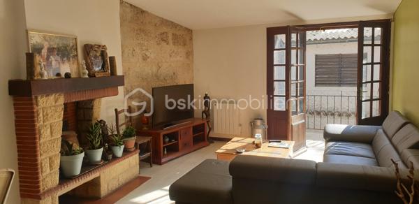 ... SEUL PETIT PRIX SUR LE MARCHE IMMOBILIER à LECTOURE... 
Avec son accès par la rue principale (32700), niché au dessus d'une cour intérieure dans une copropriété de 5 lots, cet appartement T3 de 80m² au 2ème et dernier étage comprend une pièce de vie lumineuse et traversante de 45m², 2 chambres l'une de 16m² avec une jolie vue sur les toits tuilés et le paysage vallonné de la campagne gersoise, l'autre de 12m² donnant sur la terrasse de 13m² où l'on peut installer une table pour déjeuner par beau temps, une salle de douche et un WC séparé. 
Une cheminée ouverte agrémente le séjour (on pourrait y installer un insert). 
Chauffage et eau chaude sanitaire électrique. 
Cet appartement nécessitera des travaux de rénovation notamment pour optimiser son confort énergétique, de mise aux normes électriques et de rafraichissement : pompe à chaleur ou insert, fenêtres à double-vitrer, peinture, isolation des combles, salle d'eau et cuisine à moderniser. Estimation des travaux : 40.000€
Une opportunité d'investissement à ne pas manquer pour les investisseurs et les artisans, car son prix est très attractif (même une fois rénové, son prix sera en deçà du marché) ! Planifiez dès maintenant votre visite pour découvrir tout son potentiel. Appelez moi au 06 79 15 47 27