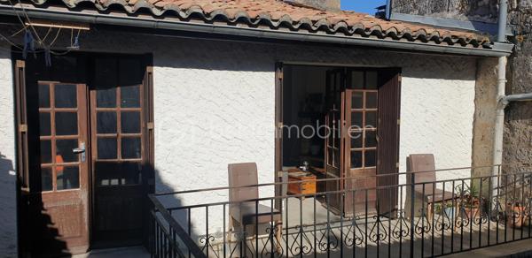 ... SEUL PETIT PRIX SUR LE MARCHE IMMOBILIER à LECTOURE... 
Avec son accès par la rue principale (32700), niché au dessus d'une cour intérieure dans une copropriété de 5 lots, cet appartement T3 de 80m² au 2ème et dernier étage comprend une pièce de vie lumineuse et traversante de 45m², 2 chambres l'une de 16m² avec une jolie vue sur les toits tuilés et le paysage vallonné de la campagne gersoise, l'autre de 12m² donnant sur la terrasse de 13m² où l'on peut installer une table pour déjeuner par beau temps, une salle de douche et un WC séparé. 
Une cheminée ouverte agrémente le séjour (on pourrait y installer un insert). 
Chauffage et eau chaude sanitaire électrique. 
Cet appartement nécessitera des travaux de rénovation notamment pour optimiser son confort énergétique, de mise aux normes électriques et de rafraichissement : pompe à chaleur ou insert, fenêtres à double-vitrer, peinture, isolation des combles, salle d'eau et cuisine à moderniser. Estimation des travaux : 40.000€
Une opportunité d'investissement à ne pas manquer pour les investisseurs et les artisans, car son prix est très attractif (même une fois rénové, son prix sera en deçà du marché) ! Planifiez dès maintenant votre visite pour découvrir tout son potentiel. Appelez moi au 06 79 15 47 27