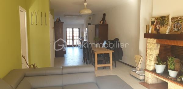 ... SEUL PETIT PRIX SUR LE MARCHE IMMOBILIER à LECTOURE... 
Avec son accès par la rue principale (32700), niché au dessus d'une cour intérieure dans une copropriété de 5 lots, cet appartement T3 de 80m² au 2ème et dernier étage comprend une pièce de vie lumineuse et traversante de 45m², 2 chambres l'une de 16m² avec une jolie vue sur les toits tuilés et le paysage vallonné de la campagne gersoise, l'autre de 12m² donnant sur la terrasse de 13m² où l'on peut installer une table pour déjeuner par beau temps, une salle de douche et un WC séparé. 
Une cheminée ouverte agrémente le séjour (on pourrait y installer un insert). 
Chauffage et eau chaude sanitaire électrique. 
Cet appartement nécessitera des travaux de rénovation notamment pour optimiser son confort énergétique, de mise aux normes électriques et de rafraichissement : pompe à chaleur ou insert, fenêtres à double-vitrer, peinture, isolation des combles, salle d'eau et cuisine à moderniser. Estimation des travaux : 40.000€
Une opportunité d'investissement à ne pas manquer pour les investisseurs et les artisans, car son prix est très attractif (même une fois rénové, son prix sera en deçà du marché) ! Planifiez dès maintenant votre visite pour découvrir tout son potentiel. Appelez moi au 06 79 15 47 27