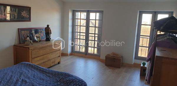... SEUL PETIT PRIX SUR LE MARCHE IMMOBILIER à LECTOURE... 
Avec son accès par la rue principale (32700), niché au dessus d'une cour intérieure dans une copropriété de 5 lots, cet appartement T3 de 80m² au 2ème et dernier étage comprend une pièce de vie lumineuse et traversante de 45m², 2 chambres l'une de 16m² avec une jolie vue sur les toits tuilés et le paysage vallonné de la campagne gersoise, l'autre de 12m² donnant sur la terrasse de 13m² où l'on peut installer une table pour déjeuner par beau temps, une salle de douche et un WC séparé. 
Une cheminée ouverte agrémente le séjour (on pourrait y installer un insert). 
Chauffage et eau chaude sanitaire électrique. 
Cet appartement nécessitera des travaux de rénovation notamment pour optimiser son confort énergétique, de mise aux normes électriques et de rafraichissement : pompe à chaleur ou insert, fenêtres à double-vitrer, peinture, isolation des combles, salle d'eau et cuisine à moderniser. Estimation des travaux : 40.000€
Une opportunité d'investissement à ne pas manquer pour les investisseurs et les artisans, car son prix est très attractif (même une fois rénové, son prix sera en deçà du marché) ! Planifiez dès maintenant votre visite pour découvrir tout son potentiel. Appelez moi au 06 79 15 47 27