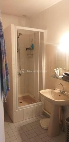 ... SEUL PETIT PRIX SUR LE MARCHE IMMOBILIER à LECTOURE... 
Avec son accès par la rue principale (32700), niché au dessus d'une cour intérieure dans une copropriété de 5 lots, cet appartement T3 de 80m² au 2ème et dernier étage comprend une pièce de vie lumineuse et traversante de 45m², 2 chambres l'une de 16m² avec une jolie vue sur les toits tuilés et le paysage vallonné de la campagne gersoise, l'autre de 12m² donnant sur la terrasse de 13m² où l'on peut installer une table pour déjeuner par beau temps, une salle de douche et un WC séparé. 
Une cheminée ouverte agrémente le séjour (on pourrait y installer un insert). 
Chauffage et eau chaude sanitaire électrique. 
Cet appartement nécessitera des travaux de rénovation notamment pour optimiser son confort énergétique, de mise aux normes électriques et de rafraichissement : pompe à chaleur ou insert, fenêtres à double-vitrer, peinture, isolation des combles, salle d'eau et cuisine à moderniser. Estimation des travaux : 40.000€
Une opportunité d'investissement à ne pas manquer pour les investisseurs et les artisans, car son prix est très attractif (même une fois rénové, son prix sera en deçà du marché) ! Planifiez dès maintenant votre visite pour découvrir tout son potentiel. Appelez moi au 06 79 15 47 27