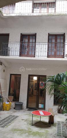 ... SEUL PETIT PRIX SUR LE MARCHE IMMOBILIER à LECTOURE... 
Avec son accès par la rue principale (32700), niché au dessus d'une cour intérieure dans une copropriété de 5 lots, cet appartement T3 de 80m² au 2ème et dernier étage comprend une pièce de vie lumineuse et traversante de 45m², 2 chambres l'une de 16m² avec une jolie vue sur les toits tuilés et le paysage vallonné de la campagne gersoise, l'autre de 12m² donnant sur la terrasse de 13m² où l'on peut installer une table pour déjeuner par beau temps, une salle de douche et un WC séparé. 
Une cheminée ouverte agrémente le séjour (on pourrait y installer un insert). 
Chauffage et eau chaude sanitaire électrique. 
Cet appartement nécessitera des travaux de rénovation notamment pour optimiser son confort énergétique, de mise aux normes électriques et de rafraichissement : pompe à chaleur ou insert, fenêtres à double-vitrer, peinture, isolation des combles, salle d'eau et cuisine à moderniser. Estimation des travaux : 40.000€
Une opportunité d'investissement à ne pas manquer pour les investisseurs et les artisans, car son prix est très attractif (même une fois rénové, son prix sera en deçà du marché) ! Planifiez dès maintenant votre visite pour découvrir tout son potentiel. Appelez moi au 06 79 15 47 27