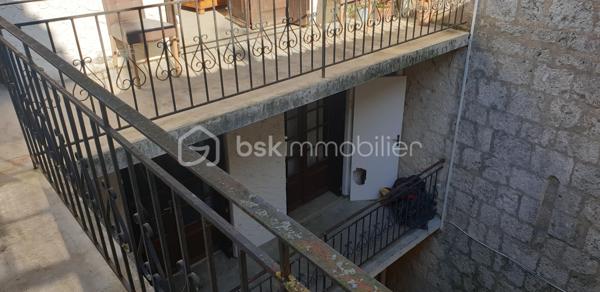 ... SEUL PETIT PRIX SUR LE MARCHE IMMOBILIER à LECTOURE... 
Avec son accès par la rue principale (32700), niché au dessus d'une cour intérieure dans une copropriété de 5 lots, cet appartement T3 de 80m² au 2ème et dernier étage comprend une pièce de vie lumineuse et traversante de 45m², 2 chambres l'une de 16m² avec une jolie vue sur les toits tuilés et le paysage vallonné de la campagne gersoise, l'autre de 12m² donnant sur la terrasse de 13m² où l'on peut installer une table pour déjeuner par beau temps, une salle de douche et un WC séparé. 
Une cheminée ouverte agrémente le séjour (on pourrait y installer un insert). 
Chauffage et eau chaude sanitaire électrique. 
Cet appartement nécessitera des travaux de rénovation notamment pour optimiser son confort énergétique, de mise aux normes électriques et de rafraichissement : pompe à chaleur ou insert, fenêtres à double-vitrer, peinture, isolation des combles, salle d'eau et cuisine à moderniser. Estimation des travaux : 40.000€
Une opportunité d'investissement à ne pas manquer pour les investisseurs et les artisans, car son prix est très attractif (même une fois rénové, son prix sera en deçà du marché) ! Planifiez dès maintenant votre visite pour découvrir tout son potentiel. Appelez moi au 06 79 15 47 27