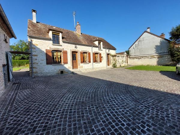 Longueville, maison en pierre, rénovée, 3 chambres plus dépendances