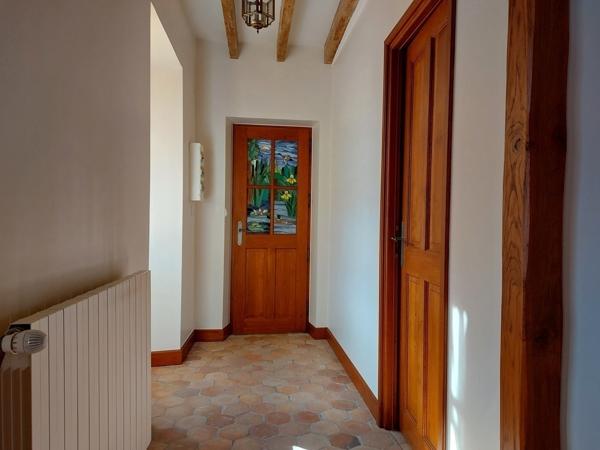 Longueville, maison en pierre, rénovée, 3 chambres plus dépendances