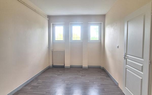 Appartement à louer    3 pièces •  Saint-Laurent-sur-Gorre