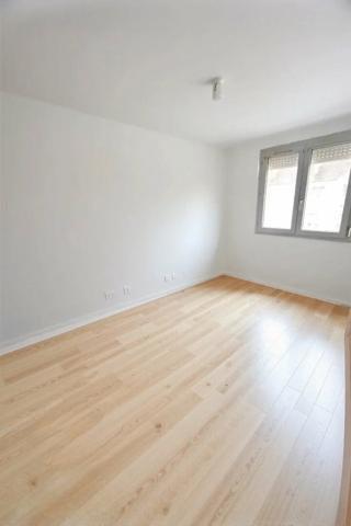 Appartement 1 etage - 2 chambres - box garage - aucun travaux - cuisiné équipée - séjour salon - double exposition - idéal jeune couple - étudiant - femme avec enfants