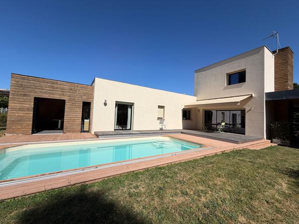 A vendre Maison d'architecte avec piscine et jardin paysager, à 5 minutes de Périgueux