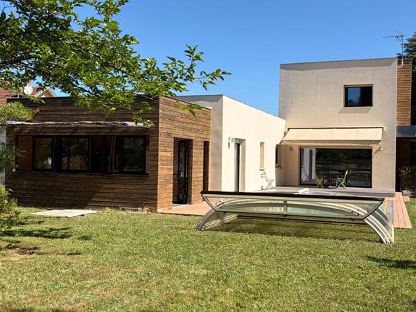 A vendre Maison d'architecte avec piscine et jardin paysager, à 5 minutes de Périgueux