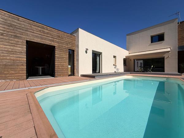 A vendre Maison d'architecte avec piscine et jardin paysager, à 5 minutes de Périgueux