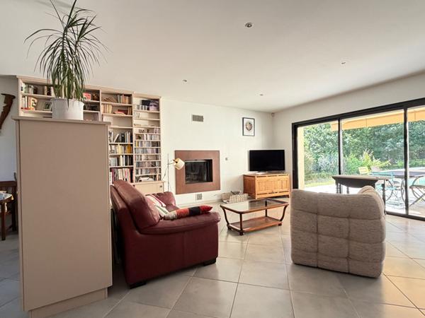 A vendre Maison d'architecte avec piscine et jardin paysager, à 5 minutes de Périgueux