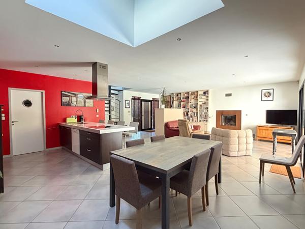 A vendre Maison d'architecte avec piscine et jardin paysager, à 5 minutes de Périgueux