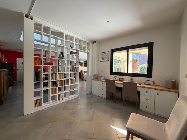 A vendre Maison d'architecte avec piscine et jardin paysager, à 5 minutes de Périgueux