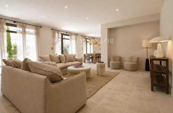 MAISON AU CENTRE DU VILLAGE - MAUSSANE-LES-ALPILLES