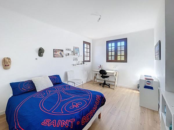 Peymeinade proche commerces centre à pied , Maison spacieuse 145 m2, 6 pièces, sur un terrain de 1250 m2