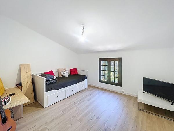 Peymeinade proche commerces centre à pied , Maison spacieuse 145 m2, 6 pièces, sur un terrain de 1250 m2