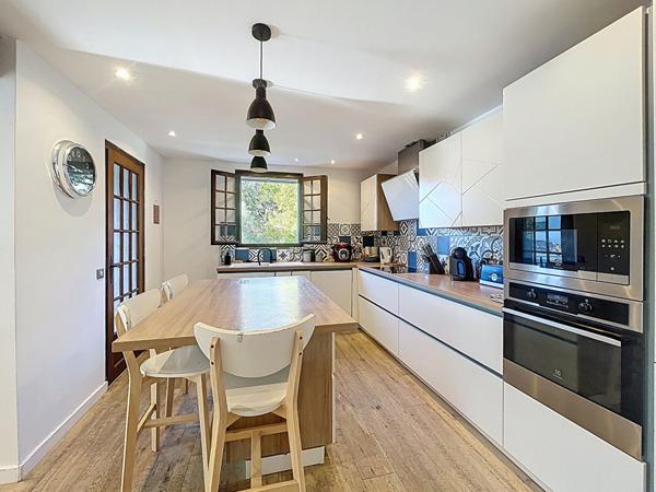 Peymeinade proche commerces centre à pied , Maison spacieuse 145 m2, 6 pièces, sur un terrain de 1250 m2