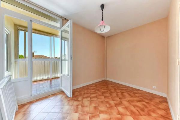 T4 traversant quartier PASTEUR, 75,83 m² / Loggia fermée / Balcon / Parking collectif