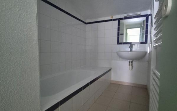 Appartement à louer    2 pièces • 61 m2 Pont-Saint-Esprit