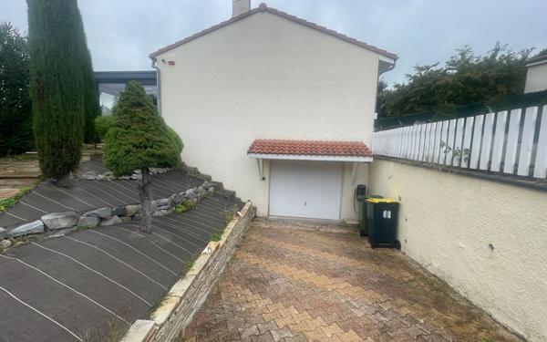 Maison à louer    4 pièces •  Saint-Martin-la-Plaine