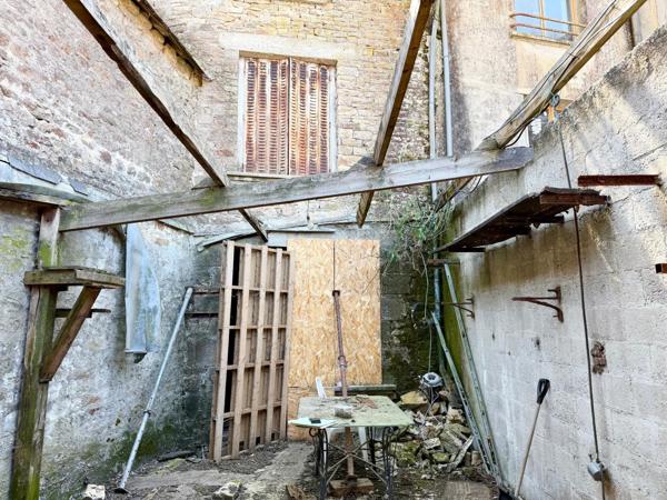 Bâtisse en pierre à rénover.