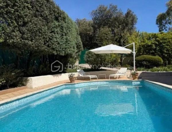 Nichée au cœur d’un environnement verdoyant et paisible, cette propriété familiale de 6 pièces s’épanouit sur un terrain arboré de plus de 1 200 m², à seulement quelques minutes de Montpellier et des commodités du village.

Dès le portail franchi, une atmosphère particulière se dégage. Le jardin, à la fois arboré et intimiste, se compose de plusieurs espaces de vie pensés pour profiter pleinement de l’extérieur.
La terrasse ombragée invite aux repas en famille ou entre amis, tandis que l’espace hamac sous les chênes verts promet de précieux moments de détente lors des chaudes journées d’été. Plus discrètement, la piscine se dévoile dans un écrin de verdure, à l’abri des regards, offrant un véritable lieu de fraîcheur et de convivialité.

La maison développe 182 m² habitables répartis sur deux niveaux.
Une belle entrée dessert une agréable pièce de vie en L d’environ 40 m², agrémentée d’une cheminée et bénéficiant d’une double exposition, avec ouverture sur une spacieuse terrasse ombragée.
La cuisine indépendante de plus de 20 m², entièrement aménagée et équipée, propose un espace repas convivial.
Le rez-de-chaussée accueille également une chambre, un bureau et une salle de bains, permettant ainsi une vie de plain-pied particulièrement confortable.

À l’étage, l’espace nuit propose deux chambres confortables sous plafond rampant, une salle de bains avec WC et deux dressings. Deux pièces complémentaires offrent également de nombreuses possibilités d’aménagement : chambres d’appoint, bureau, salle de jeux ou espace télétravail selon les besoins.

Côté prestations, la maison offre un confort de vie appréciable en toute saison grâce à la climatisation réversible. Elle dispose également d’une buanderie-cellier, d’un adoucisseur d’eau, d’une cave à vins et d’un spacieux garage.

En complément, un studio indépendant avec salle d’eau constitue un véritable atout : idéal pour recevoir famille et amis en toute autonomie, accueillir un adolescent ou encore exercer une activité libérale ou en télétravail.

Le bien bénéficie également de plus de 30 m² de surfaces utiles supplémentaires, avec une hauteur sous plafond inférieure à 1,80 m, non comptabilisées dans la surface habitable, offrant de nombreux espaces de rangement ou un potentiel d’aménagement complémentaire.

Enfin, la propriété est équipée de panneaux photovoltaïques, apportant un réel avantage en matière de gestion énergétique.

Un bien rare, alliant nature, volumes et qualité de vie, dans l’un des secteurs les plus recherchés du Grand Pic Saint-Loup.

Pour tout complément d'information ou pour une visite : Réseau BSK Immobilier - Christelle GAUDRON (EI) O6 41 66 26 84.