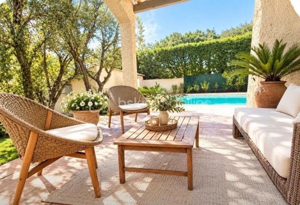 Nichée au cœur d’un environnement verdoyant et paisible, cette propriété familiale de 6 pièces s’épanouit sur un terrain arboré de plus de 1 200 m², à seulement quelques minutes de Montpellier et des commodités du village.

Dès le portail franchi, une atmosphère particulière se dégage. Le jardin, à la fois arboré et intimiste, se compose de plusieurs espaces de vie pensés pour profiter pleinement de l’extérieur.
La terrasse ombragée invite aux repas en famille ou entre amis, tandis que l’espace hamac sous les chênes verts promet de précieux moments de détente lors des chaudes journées d’été. Plus discrètement, la piscine se dévoile dans un écrin de verdure, à l’abri des regards, offrant un véritable lieu de fraîcheur et de convivialité.

La maison développe 182 m² habitables répartis sur deux niveaux.
Une belle entrée dessert une agréable pièce de vie en L d’environ 40 m², agrémentée d’une cheminée et bénéficiant d’une double exposition, avec ouverture sur une spacieuse terrasse ombragée.
La cuisine indépendante de plus de 20 m², entièrement aménagée et équipée, propose un espace repas convivial.
Le rez-de-chaussée accueille également une chambre, un bureau et une salle de bains, permettant ainsi une vie de plain-pied particulièrement confortable.

À l’étage, l’espace nuit propose deux chambres confortables sous plafond rampant, une salle de bains avec WC et deux dressings. Deux pièces complémentaires offrent également de nombreuses possibilités d’aménagement : chambres d’appoint, bureau, salle de jeux ou espace télétravail selon les besoins.

Côté prestations, la maison offre un confort de vie appréciable en toute saison grâce à la climatisation réversible. Elle dispose également d’une buanderie-cellier, d’un adoucisseur d’eau, d’une cave à vins et d’un spacieux garage.

En complément, un studio indépendant avec salle d’eau constitue un véritable atout : idéal pour recevoir famille et amis en toute autonomie, accueillir un adolescent ou encore exercer une activité libérale ou en télétravail.

Le bien bénéficie également de plus de 30 m² de surfaces utiles supplémentaires, avec une hauteur sous plafond inférieure à 1,80 m, non comptabilisées dans la surface habitable, offrant de nombreux espaces de rangement ou un potentiel d’aménagement complémentaire.

Enfin, la propriété est équipée de panneaux photovoltaïques, apportant un réel avantage en matière de gestion énergétique.

Un bien rare, alliant nature, volumes et qualité de vie, dans l’un des secteurs les plus recherchés du Grand Pic Saint-Loup.

Pour tout complément d'information ou pour une visite : Réseau BSK Immobilier - Christelle GAUDRON (EI) O6 41 66 26 84.