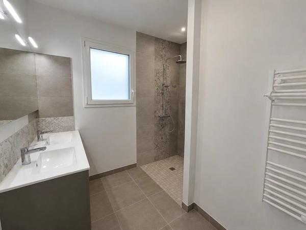 Location                                                      Maison
                        
                     4 pièces                      97 m2                     à Aigondigné