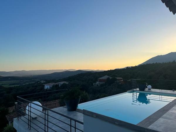 Maison Porto Vecchio de 230 m²  5 pièces  dépendance et  piscines.