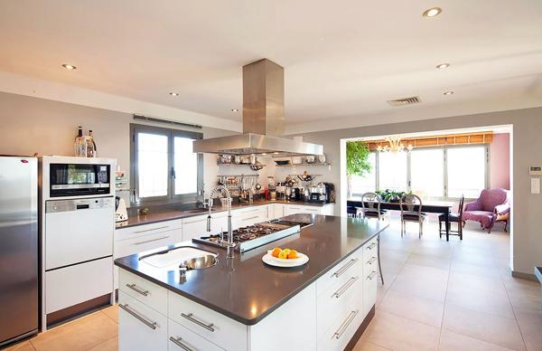 Maison Porto Vecchio de 230 m²  5 pièces  dépendance et  piscines.