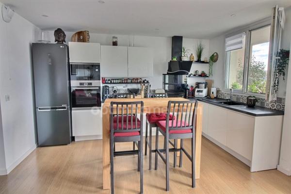 Appartement 4 pièces de 67 m2 avec balcons et parking à vendre à POISSY (78)
