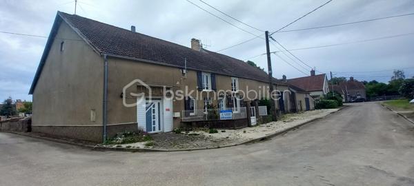 Maison de campagne – 145,5 m²

Charmante maison de campagne offrant de beaux volumes et un fort potentiel.

Au rez-de-chaussée, l’entrée dessert :

à gauche, une salle de bain avec WC,
en face, une chaufferie,
à droite, une cuisine équipée avec accès à une cave.

La visite se poursuit avec une salle à manger conviviale, un salon indépendant ainsi qu’un petit bureau. L’ensemble donne directement sur une agréable terrasse d’environ 65 m²~, idéale pour profiter des beaux jours, le tout sur un terrain de 990 m².

À l’étage :

une chambre située à droite,
une seconde chambre à gauche, avec possibilité d’aménager un dressing ou une suite parentale.

Dans le prolongement de la maison, vous trouverez quatre entrées de granges communicantes entre elles, offrant de nombreuses possibilités d’aménagement (stockage, atelier, extension, etc.).