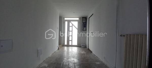 Maison de campagne – 145,5 m²

Charmante maison de campagne offrant de beaux volumes et un fort potentiel.

Au rez-de-chaussée, l’entrée dessert :

à gauche, une salle de bain avec WC,
en face, une chaufferie,
à droite, une cuisine équipée avec accès à une cave.

La visite se poursuit avec une salle à manger conviviale, un salon indépendant ainsi qu’un petit bureau. L’ensemble donne directement sur une agréable terrasse d’environ 65 m²~, idéale pour profiter des beaux jours, le tout sur un terrain de 990 m².

À l’étage :

une chambre située à droite,
une seconde chambre à gauche, avec possibilité d’aménager un dressing ou une suite parentale.

Dans le prolongement de la maison, vous trouverez quatre entrées de granges communicantes entre elles, offrant de nombreuses possibilités d’aménagement (stockage, atelier, extension, etc.).
