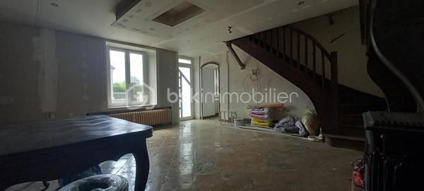 Maison de campagne – 145,5 m²

Charmante maison de campagne offrant de beaux volumes et un fort potentiel.

Au rez-de-chaussée, l’entrée dessert :

à gauche, une salle de bain avec WC,
en face, une chaufferie,
à droite, une cuisine équipée avec accès à une cave.

La visite se poursuit avec une salle à manger conviviale, un salon indépendant ainsi qu’un petit bureau. L’ensemble donne directement sur une agréable terrasse d’environ 65 m²~, idéale pour profiter des beaux jours, le tout sur un terrain de 990 m².

À l’étage :

une chambre située à droite,
une seconde chambre à gauche, avec possibilité d’aménager un dressing ou une suite parentale.

Dans le prolongement de la maison, vous trouverez quatre entrées de granges communicantes entre elles, offrant de nombreuses possibilités d’aménagement (stockage, atelier, extension, etc.).