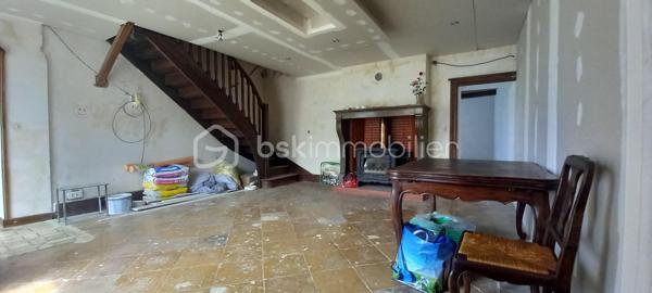 Maison de campagne – 145,5 m²

Charmante maison de campagne offrant de beaux volumes et un fort potentiel.

Au rez-de-chaussée, l’entrée dessert :

à gauche, une salle de bain avec WC,
en face, une chaufferie,
à droite, une cuisine équipée avec accès à une cave.

La visite se poursuit avec une salle à manger conviviale, un salon indépendant ainsi qu’un petit bureau. L’ensemble donne directement sur une agréable terrasse d’environ 65 m²~, idéale pour profiter des beaux jours, le tout sur un terrain de 990 m².

À l’étage :

une chambre située à droite,
une seconde chambre à gauche, avec possibilité d’aménager un dressing ou une suite parentale.

Dans le prolongement de la maison, vous trouverez quatre entrées de granges communicantes entre elles, offrant de nombreuses possibilités d’aménagement (stockage, atelier, extension, etc.).