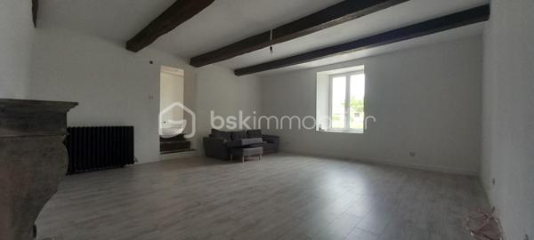 Maison de campagne – 145,5 m²

Charmante maison de campagne offrant de beaux volumes et un fort potentiel.

Au rez-de-chaussée, l’entrée dessert :

à gauche, une salle de bain avec WC,
en face, une chaufferie,
à droite, une cuisine équipée avec accès à une cave.

La visite se poursuit avec une salle à manger conviviale, un salon indépendant ainsi qu’un petit bureau. L’ensemble donne directement sur une agréable terrasse d’environ 65 m²~, idéale pour profiter des beaux jours, le tout sur un terrain de 990 m².

À l’étage :

une chambre située à droite,
une seconde chambre à gauche, avec possibilité d’aménager un dressing ou une suite parentale.

Dans le prolongement de la maison, vous trouverez quatre entrées de granges communicantes entre elles, offrant de nombreuses possibilités d’aménagement (stockage, atelier, extension, etc.).