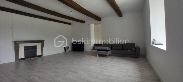 Maison de campagne – 145,5 m²

Charmante maison de campagne offrant de beaux volumes et un fort potentiel.

Au rez-de-chaussée, l’entrée dessert :

à gauche, une salle de bain avec WC,
en face, une chaufferie,
à droite, une cuisine équipée avec accès à une cave.

La visite se poursuit avec une salle à manger conviviale, un salon indépendant ainsi qu’un petit bureau. L’ensemble donne directement sur une agréable terrasse d’environ 65 m²~, idéale pour profiter des beaux jours, le tout sur un terrain de 990 m².

À l’étage :

une chambre située à droite,
une seconde chambre à gauche, avec possibilité d’aménager un dressing ou une suite parentale.

Dans le prolongement de la maison, vous trouverez quatre entrées de granges communicantes entre elles, offrant de nombreuses possibilités d’aménagement (stockage, atelier, extension, etc.).