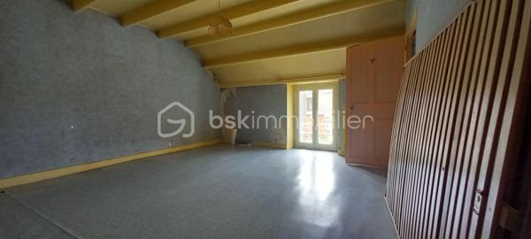 Maison de campagne – 145,5 m²

Charmante maison de campagne offrant de beaux volumes et un fort potentiel.

Au rez-de-chaussée, l’entrée dessert :

à gauche, une salle de bain avec WC,
en face, une chaufferie,
à droite, une cuisine équipée avec accès à une cave.

La visite se poursuit avec une salle à manger conviviale, un salon indépendant ainsi qu’un petit bureau. L’ensemble donne directement sur une agréable terrasse d’environ 65 m²~, idéale pour profiter des beaux jours, le tout sur un terrain de 990 m².

À l’étage :

une chambre située à droite,
une seconde chambre à gauche, avec possibilité d’aménager un dressing ou une suite parentale.

Dans le prolongement de la maison, vous trouverez quatre entrées de granges communicantes entre elles, offrant de nombreuses possibilités d’aménagement (stockage, atelier, extension, etc.).