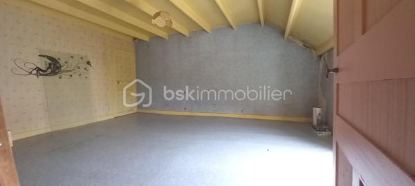 Maison de campagne – 145,5 m²

Charmante maison de campagne offrant de beaux volumes et un fort potentiel.

Au rez-de-chaussée, l’entrée dessert :

à gauche, une salle de bain avec WC,
en face, une chaufferie,
à droite, une cuisine équipée avec accès à une cave.

La visite se poursuit avec une salle à manger conviviale, un salon indépendant ainsi qu’un petit bureau. L’ensemble donne directement sur une agréable terrasse d’environ 65 m²~, idéale pour profiter des beaux jours, le tout sur un terrain de 990 m².

À l’étage :

une chambre située à droite,
une seconde chambre à gauche, avec possibilité d’aménager un dressing ou une suite parentale.

Dans le prolongement de la maison, vous trouverez quatre entrées de granges communicantes entre elles, offrant de nombreuses possibilités d’aménagement (stockage, atelier, extension, etc.).