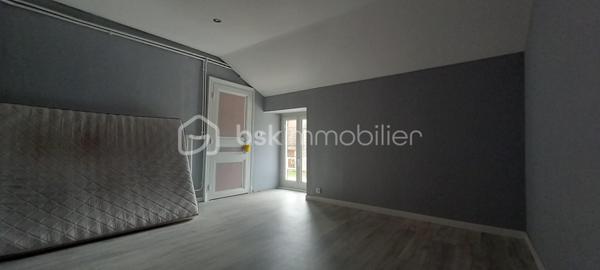 Maison de campagne – 145,5 m²

Charmante maison de campagne offrant de beaux volumes et un fort potentiel.

Au rez-de-chaussée, l’entrée dessert :

à gauche, une salle de bain avec WC,
en face, une chaufferie,
à droite, une cuisine équipée avec accès à une cave.

La visite se poursuit avec une salle à manger conviviale, un salon indépendant ainsi qu’un petit bureau. L’ensemble donne directement sur une agréable terrasse d’environ 65 m²~, idéale pour profiter des beaux jours, le tout sur un terrain de 990 m².

À l’étage :

une chambre située à droite,
une seconde chambre à gauche, avec possibilité d’aménager un dressing ou une suite parentale.

Dans le prolongement de la maison, vous trouverez quatre entrées de granges communicantes entre elles, offrant de nombreuses possibilités d’aménagement (stockage, atelier, extension, etc.).